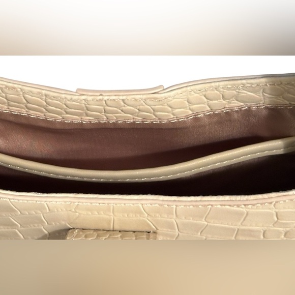 Elegant Cream Croc-Embossed leather Vince Camuto Women's Barlo shoulder bag. - Picture 10 of 10
